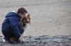 garçon avec chien à la plage ( 2 )