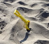 pelle dans le sable