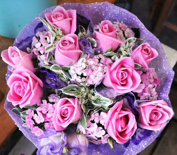 pink roses floral arrangement