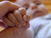 Segurando a mão do bebê