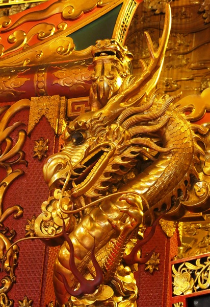 temple golden dragon