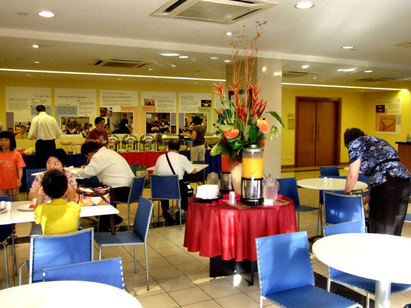 hostel dining room1