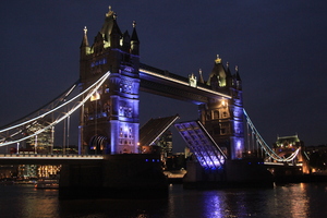 London by night: Tower bridge