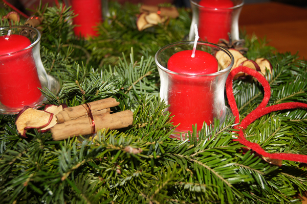 advent wreath in red-green