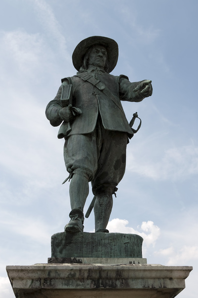 Cromwell statue