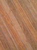 un piso hecho de francos de madera