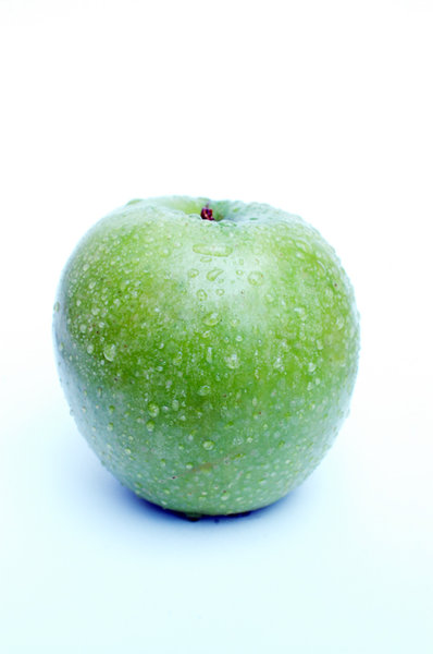 Manzana verde con gotas de agua.: 