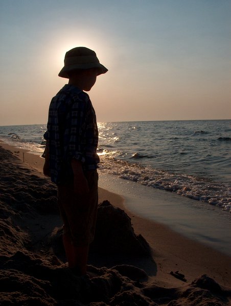 Child and sunrise by the sea