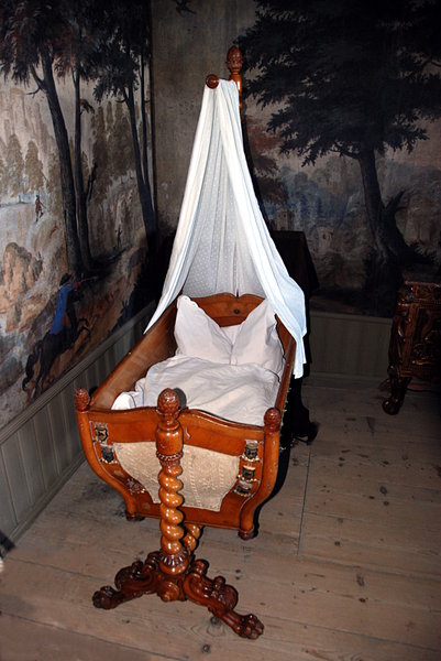 A bassinet from the early mode