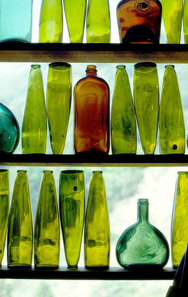 Botellas de vino en ventana: 