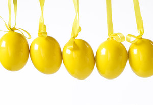 huevos de pascua de color amarillo