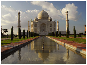 Taj Mahal, late afternoon ligh: Beautiful monument built by Sah Jahan as a tumb of his preferred wife in Agra, India.