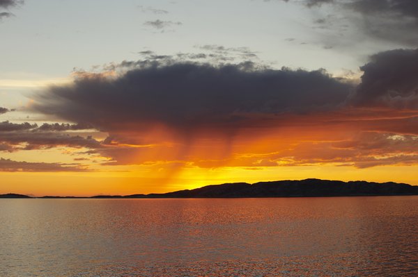 Puesta de sol sobre la isla de Lofoten: 