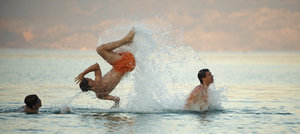 młodzi chłopcy skoki w morzu: 