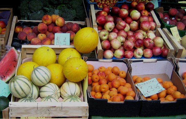 fruits: fruits to buy at a market