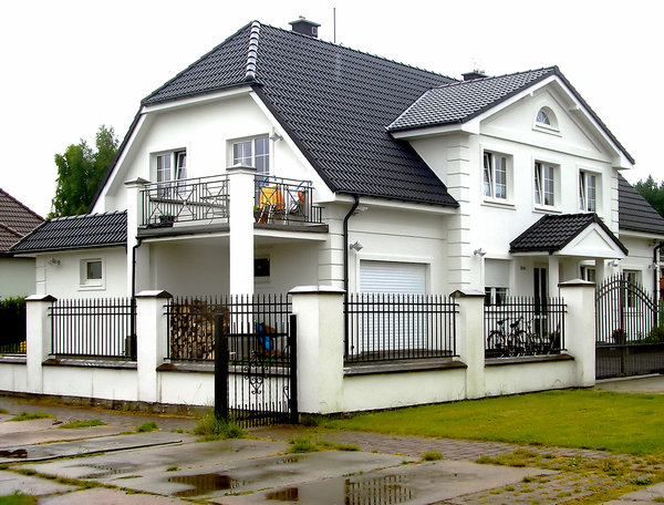 White villa: Beautifull big house with white walls and black roof