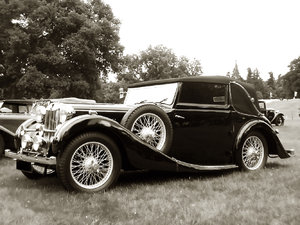 Carro do vintage em preto e branco
