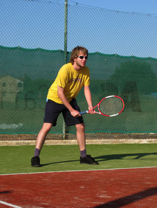 jogando tênis
