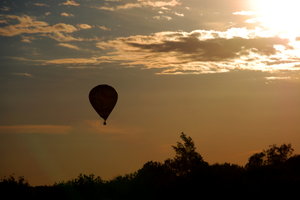 Hot air baloon: Baloon flight at sundown