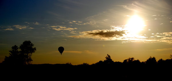 Hot air baloon panorama: Baloon travelling
