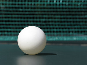 ping pong piłkę