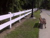clôture blanche et banc de parc