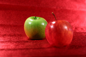 green and red apple