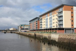River side apartments: Apartment blocks/flats by the River Tay