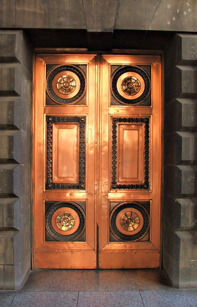 Türen aus Bronze: 