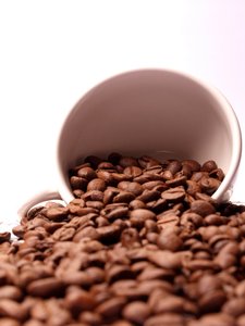 Os grãos de café e um café expresso c