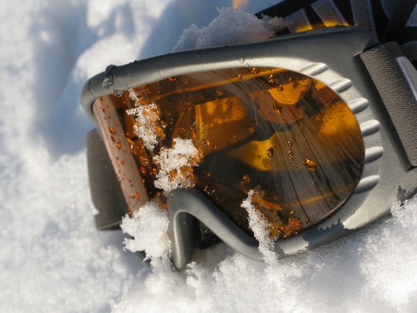 ski goggles: none
