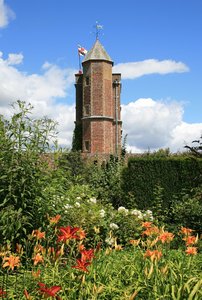 Torre e jardins