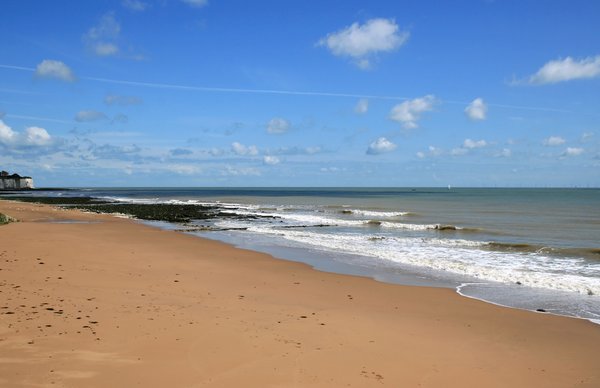 Sandy beach: A sandy beach in Kent, England.