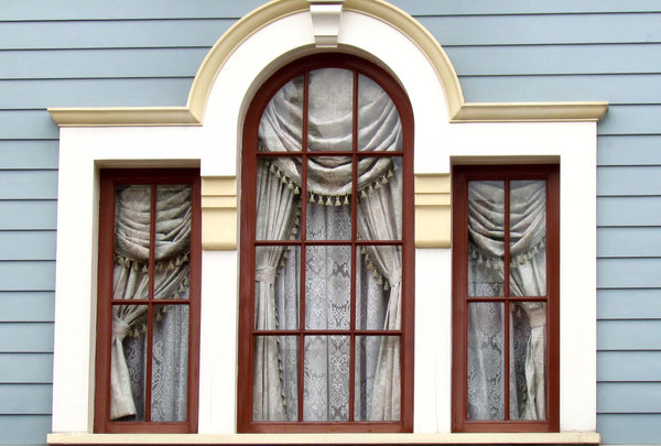 well framed: distinctive window frames with artistically arranged curtains