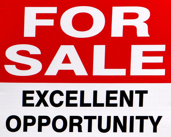 opportune sale: appealing and suggestive 'For Sale' sign