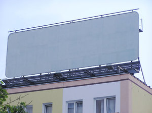 Eine Werbetafel auf dem Dach: 