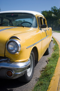 Żółty samochód klasyczny 2 kubańskiego