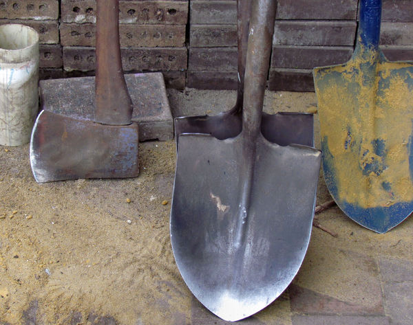 digging tools1: tools used by paving workmen