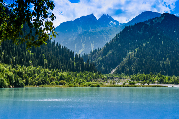 Mountain lake: 
