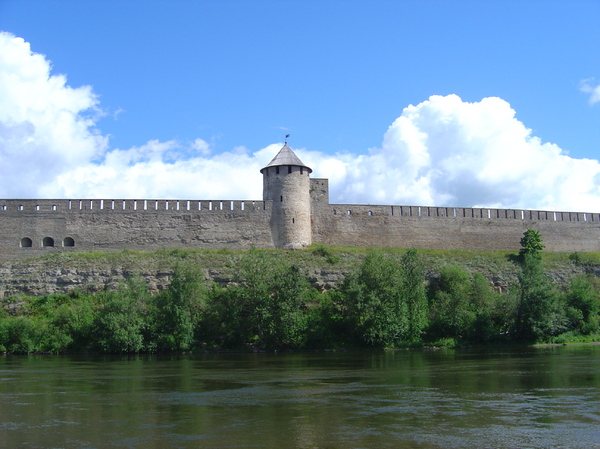 Ivangorod fortress 2: The Russian Ivangorod fortress, on the border of the city of Narva (Estonia). It was build in 1492 bij Ivan III. On the other side of the river is the Estonian Hermann Castle (see other pics)