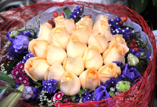 cream roses arrangement
