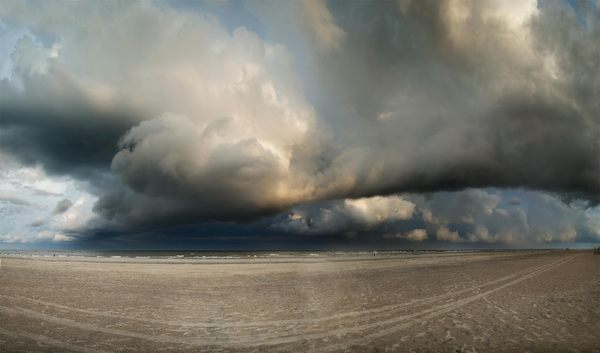 nubes de tormenta sobre la playa: 