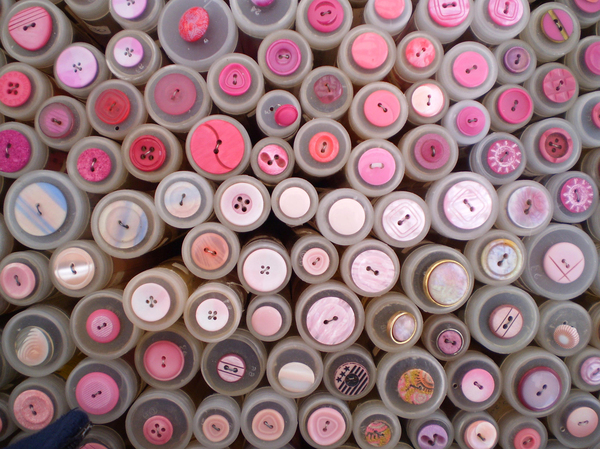 buttons pink, white