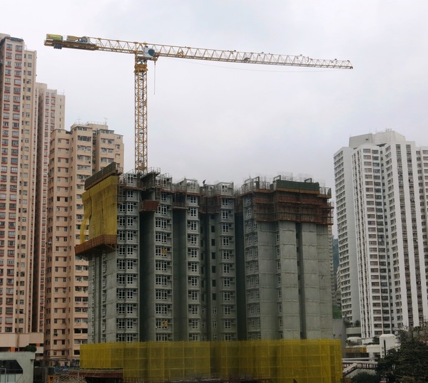 crane skyscraper construction