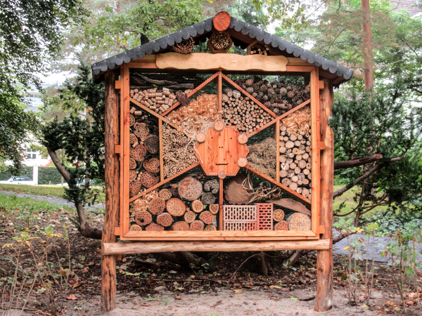 insect hotel / nesting aid