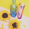 Sonnenblumen und Glaswaren