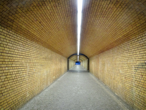 túnel de tijolo ocre