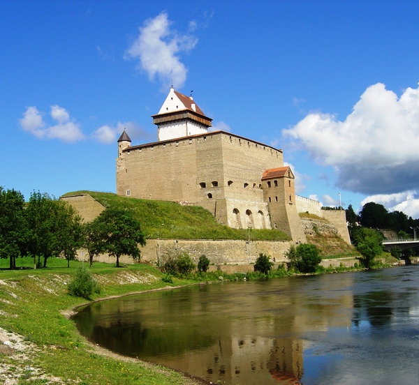 Narva's Hermann Castle: The Hermann Castle in Narva, eastern Estonia. On the other side of the river there is the Russian Ivangorod fortress (see other pics)