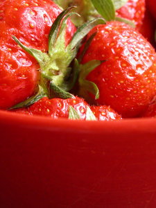 strawberry-pot: some strawberries in a red bowl