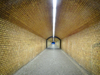 túnel de tijolo ocre: 